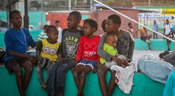 Milhares de crianas deslocadas no Haiti devido  violncia de gangues (Foto: Richard Pierrin/AFP)
