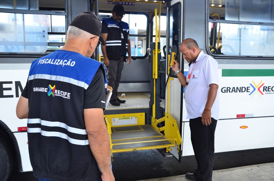 Tcnicos vistoriaram elevador de nibus  (Foto: Paulo Maciel/CTM)