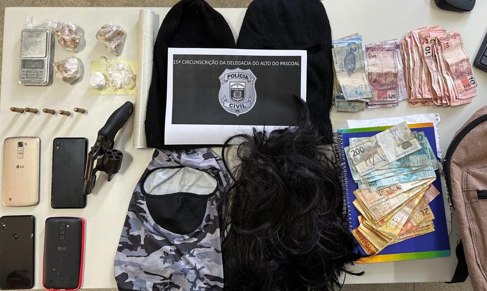 Os itens utilizados para o crime foram encontrados no quarto do homem e os familiares foram conduzidos para a delegacia como testemunhas (Foto: Divulgao/PCPE)