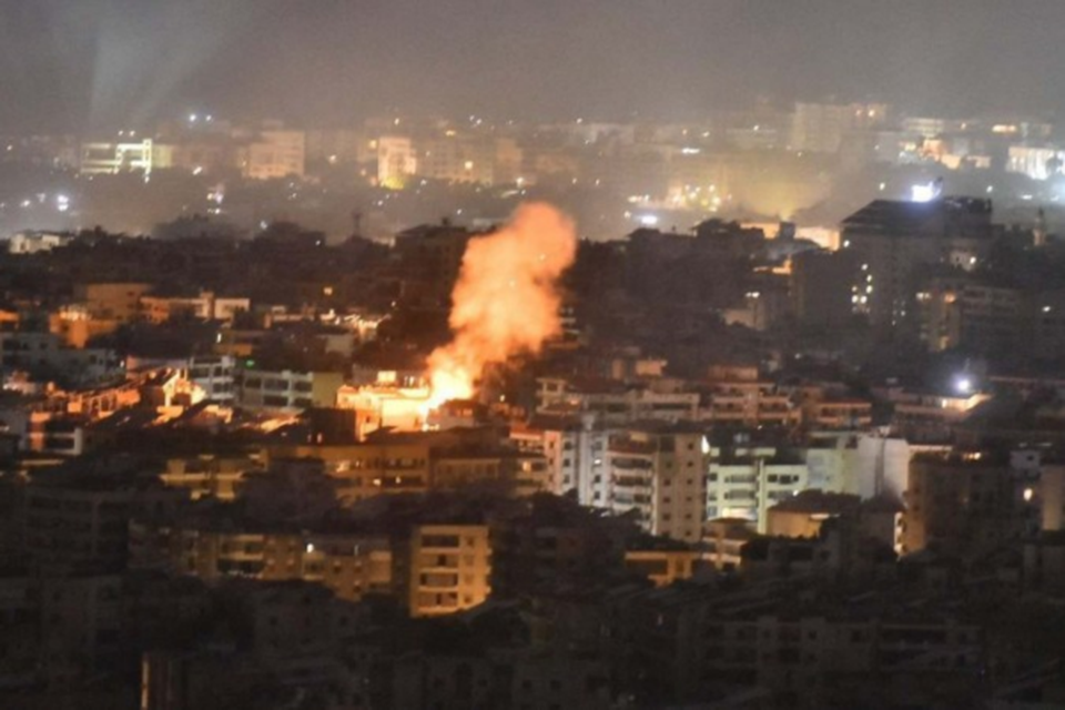 A fumaa sobe do local de um ataque areo israelense que teve como alvo um bairro no subrbio ao sul de Beirute  (Crdito: AFP
)