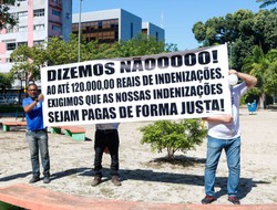  Donos de apartamentos em prdios-caixo fazem protesto no Recife: querem  nos dar esmola (Foto: Marina Torres/DP )