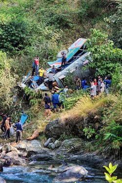 Acidente de nibus na ndia mata 36 pessoas (Foto: Department of Information and Public Relations (DIPR) Uttarakhand / AFP)