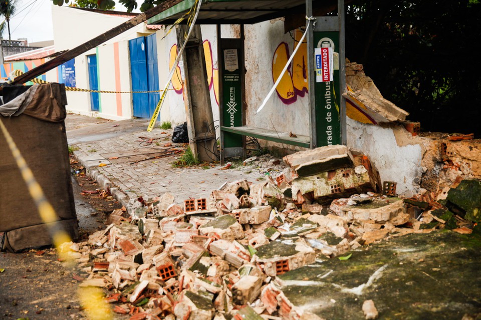 A reportagem do Diario de Pernambuco esteve no local e fez resgistros da queda do muro.  (Foto: Sandy James/DP Foto)