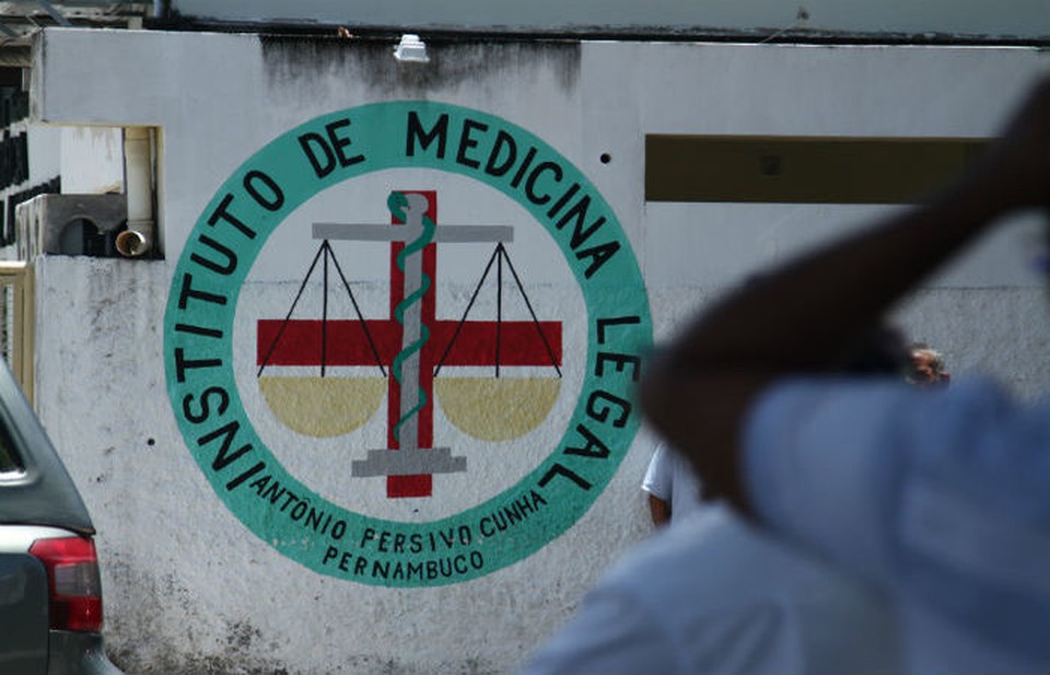 A vtima foi removida para o  Instituto de Medicina Legal (IML) no bairro de Santo Amaro, no Recife (Foto: Arquivo/DP)