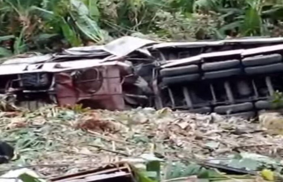 Veculo caiu em uma ribanceira na Curva da Pedra, em Machados (Veculo caiu em uma ribanceira na Curva da Pedra, em Machados Foto: Reproduo das redes sociais
)