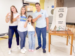   Clarissa Trcio vota em universidade em Jaboato  (Foto: Divulgao )