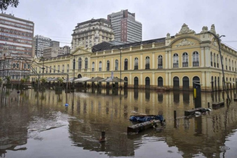 Ruas do centro de Porto Alegre continuavam alagadas ontem (crdito: NELSON ALMEIDA/AFP)
