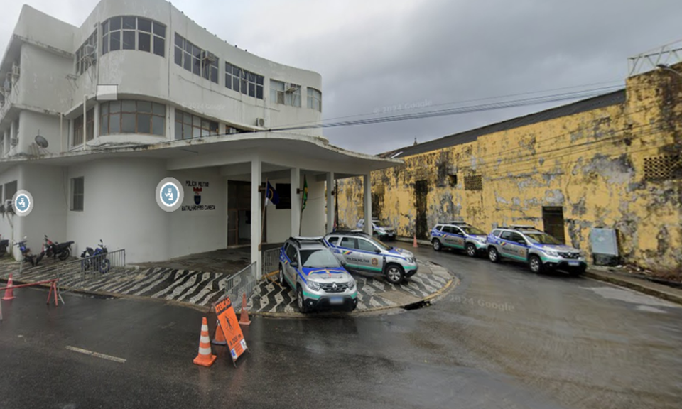 O homem ainda no identificado, foi encontrado sem vida, com leses de arma branca, no Cais de Santa Rita (Foto: Reproduo/Google Street View)