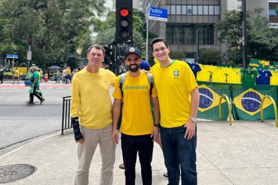 
Joaquim Roriz Neto, Thiago Manzoni (PL) e Iolando Almeida (MDB) no ato da Paulista (foto: Hugo Batista/Divulgao)