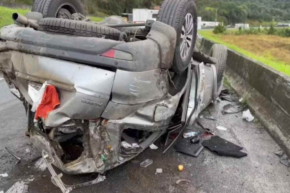 Carro capotou na BR-116, em Campina Grande do Sul (PR) (Foto: Reproduo/PRF)