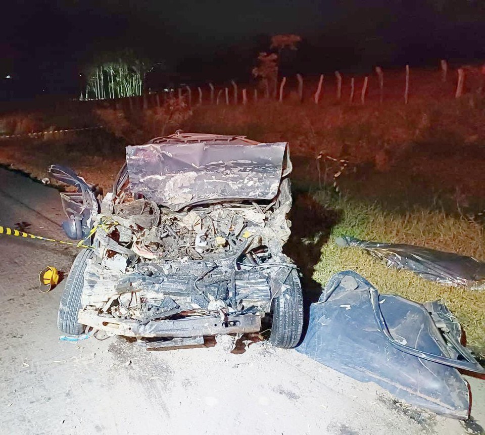 Carro  de passeio ficou totalmente destrudo  (Foto: PRF)