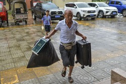 Supetufo Yagi obriga evacuao de mais de 400 mil pessoas na China (Foto: STR / CNS / AFP)