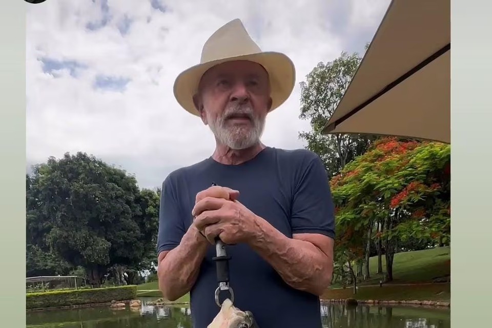 Lula ao lado de peixe pescado no lago do Palcio da Alvorada (Foto: Redes sociais)