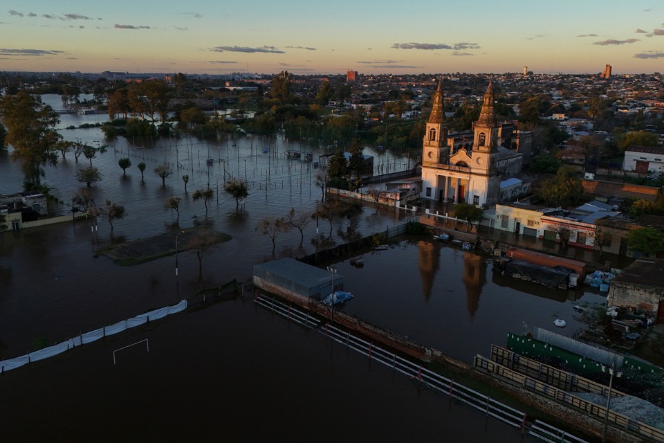 Sistema Nacional de Emergncias (Sinae) alertou para o impacto das cheias na produo agropecuria (foto: Daniel RODRIGUEZ / adhoc / AFP)