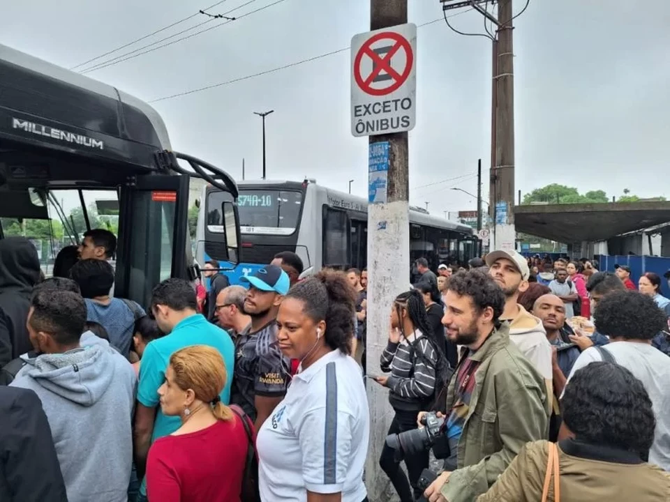 Ponto de nibus lotado perto da estao Jabaquara (Crdito: Jssica Bernardo/Metrpoles)