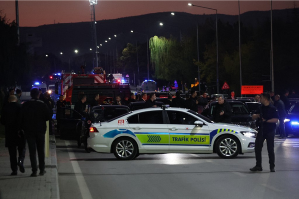 Policiais turcos protegem parte de uma estrada principal em Kahramankazan, cerca de 40 quilmetros (25 milhas) ao norte de Ancara
 (Crdito: Adem ALTAN / AFP)