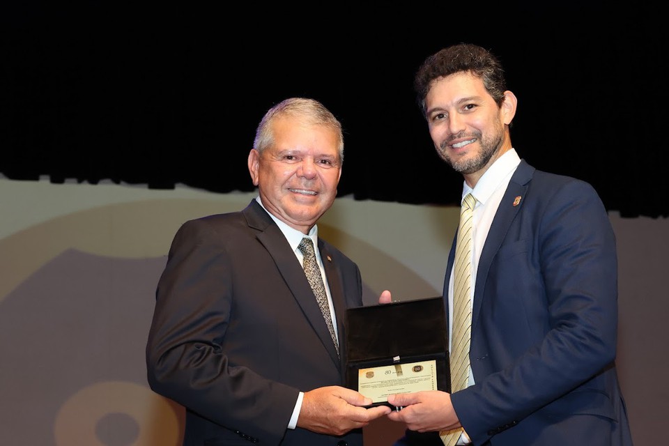 Paes Barreto recebeu placa de Antnio de Pdua Cavalcanti  (Foto de Roberta Mariz)