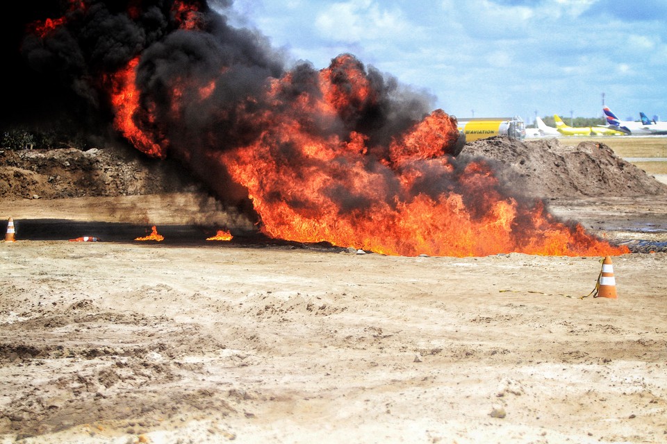 Foi simulado um incndio no Stio Aeroporturio durante o treinamento do ESEA (Rmulo Chico/DP)
