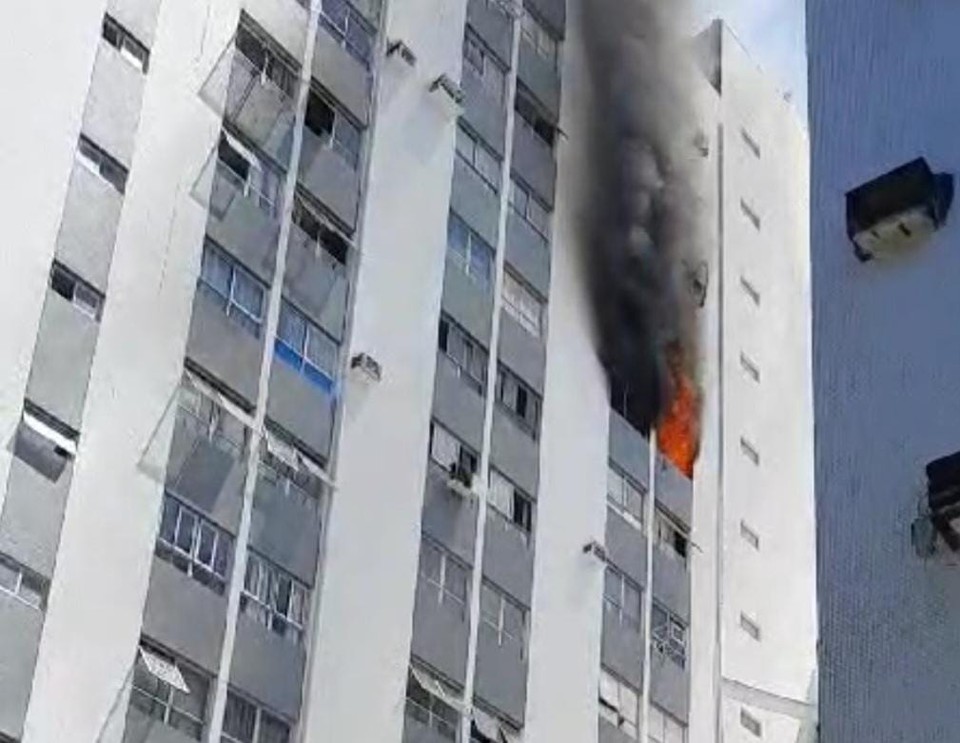 Fogo e fumaa saram de apartamento  (Foto: Cortesia)