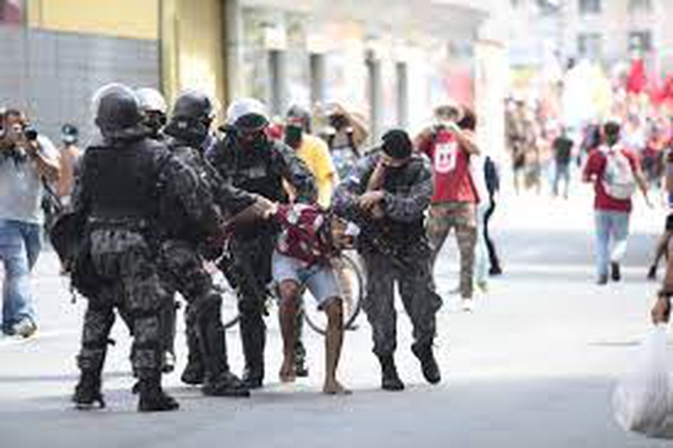 PMs deixaram pessoas feridas com balas de borracha  (Foto: Arnaldo Sete/Arquivo/DP)