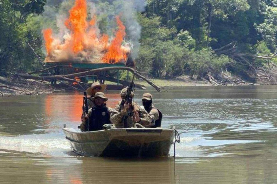 

Operao contra o garimpo ilegal j destruiu 459 balsas e segue trabalhando nos prximos dias (foto: Divulgao / Funai)