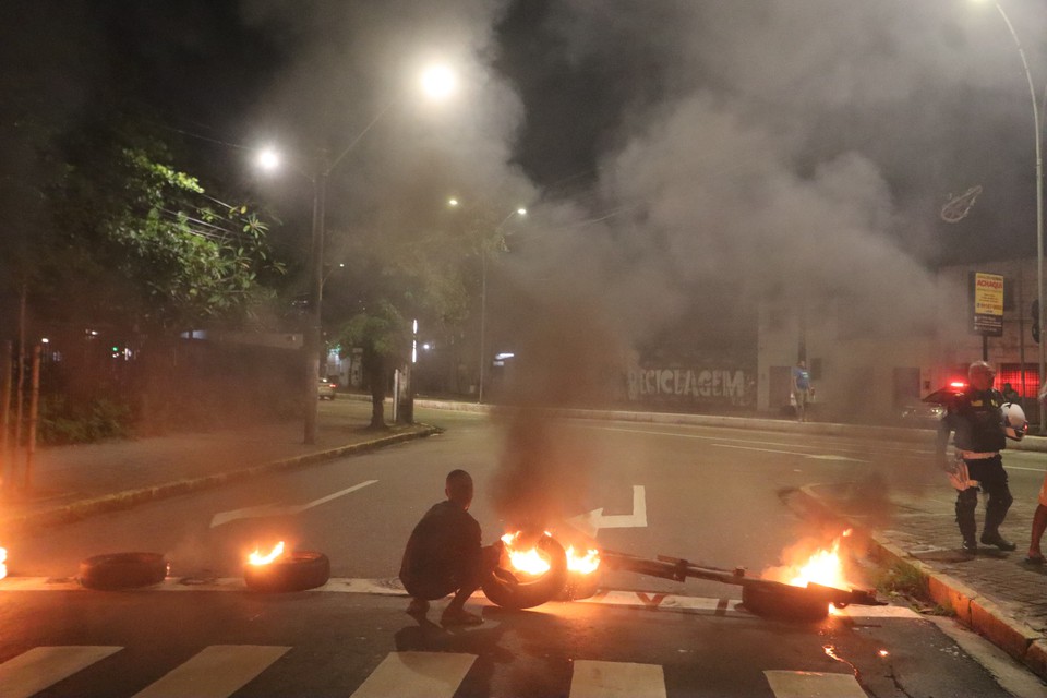 Os manifestantes colocaram entulhos e atearam fogo na pista  (Foto: Priscilla Melo/DP )