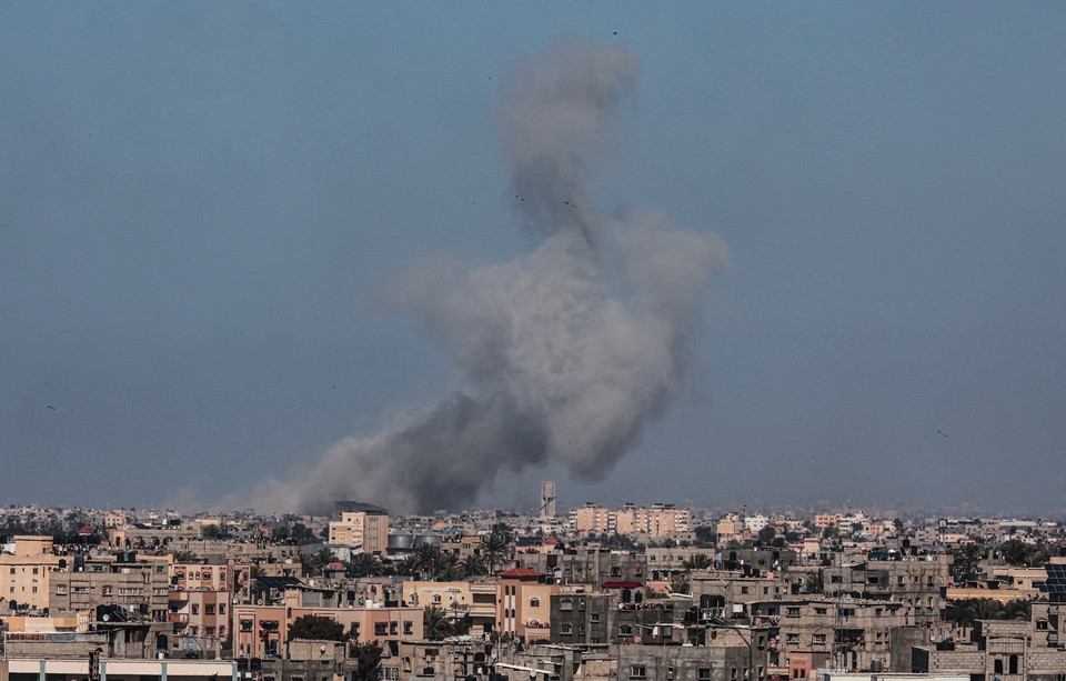 Esta foto tirada de Rafah mostra fumaa subindo sobre Khan Yunis, no sul da Faixa de Gaza, durante o bombardeio israelense (Crdito: SAID KHATIB / AFP)