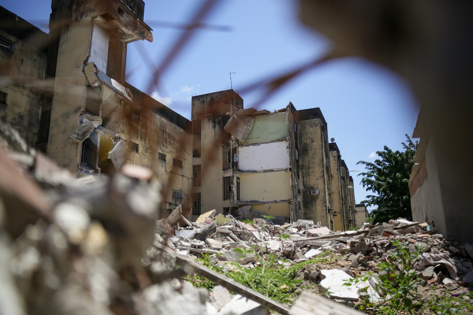 Em julho deste ano, o desabamento de um edifcio no Janga, deixou 14 mortos. (Foto: Rafael Vieira/ DP)