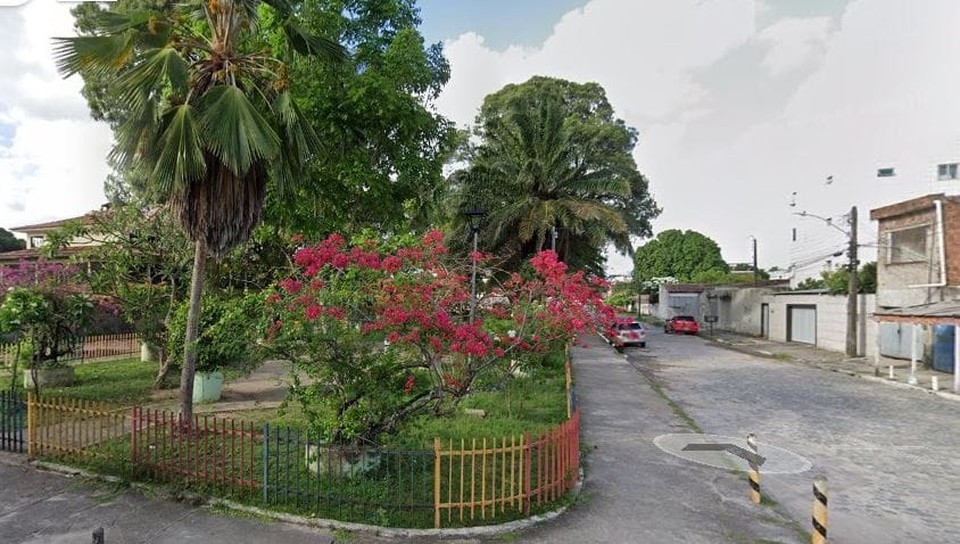 O crime aconteceu em uma praa, prximo a uma escola, no bairro do Cordeiro, na Zona Oeste do Recife  (Foto: Reproduo/Google Street View)