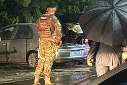 Carro que explodiu na Praa dos Trs Poderes  de Santa Catarina (foto: Maria Eduarda Portela/Metrpoles)