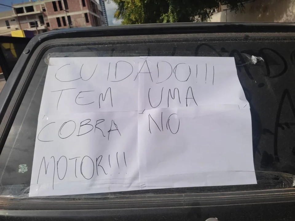 A princpio, o proprietrio do Fiat Uno, o comunicador Maurcio Sobrinho, suspeitou do primeiro recado, mas percebeu que era algo mais srio quando viu o segundo aviso (Foto: Reproduo/Twitter)