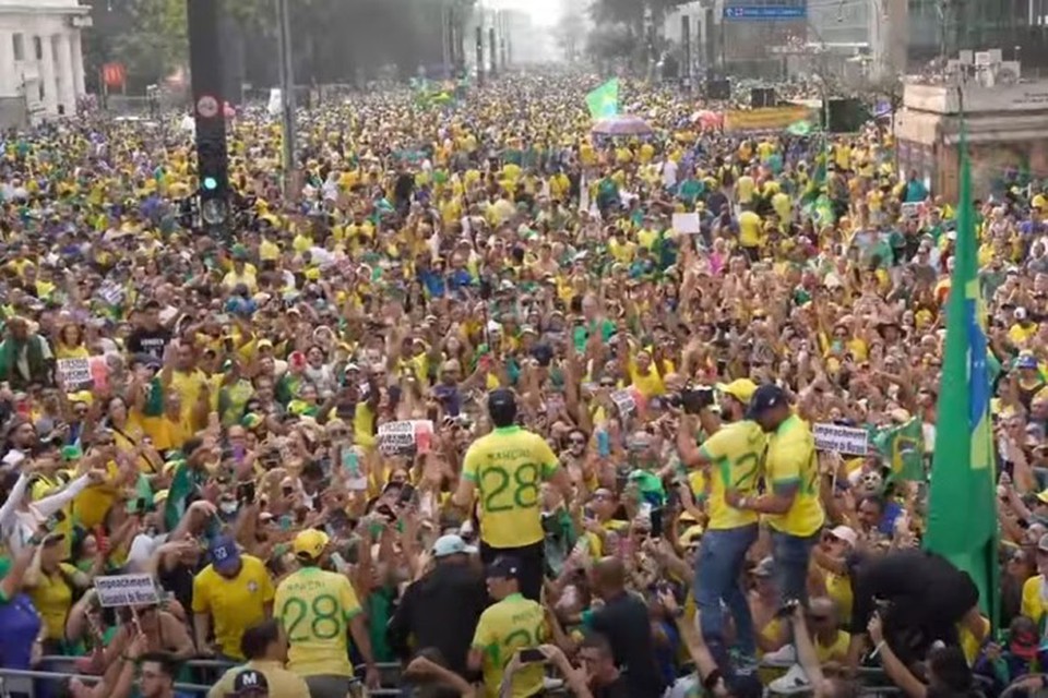 Ainda em cima do trio eltrico, Jair Bolsonaro pareceu no dar importncia  presena do candidato (Foto: Reproduo/YouTube)