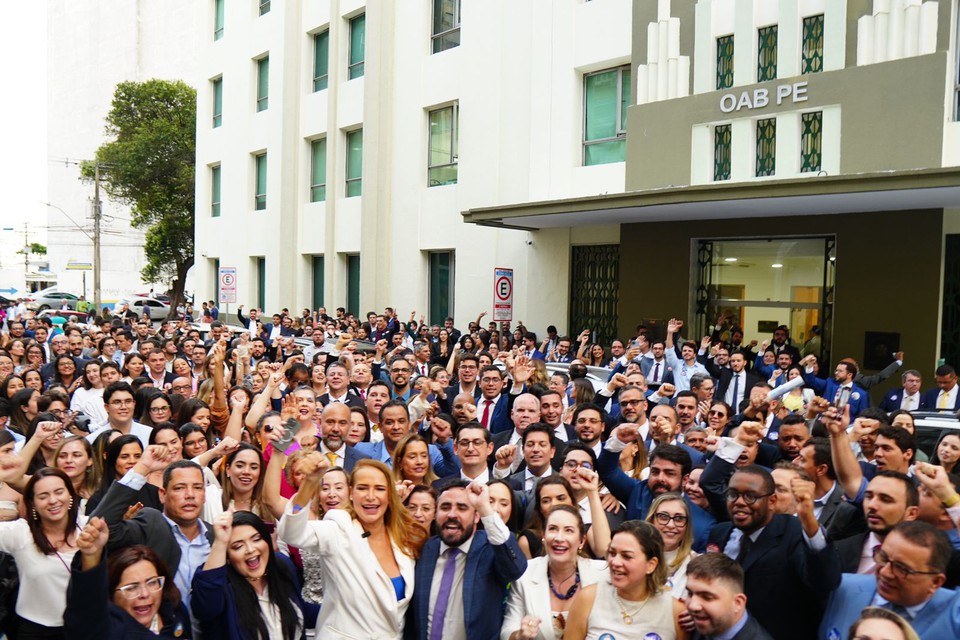 Antes de formalizar a candidatura, Almir e Fernando se reuniram com os apoiadores e discursaram sobre a importncia de trazer renovao e representatividade para presidncia da OAB-PE (Foto: Divulgao)