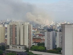 Incndio de grandes propores atinge shopping no Brs em SP (Incndio em prdio no Brs, em So Paulo - (crdito: Crdito: X/@BRICScitizen)
)