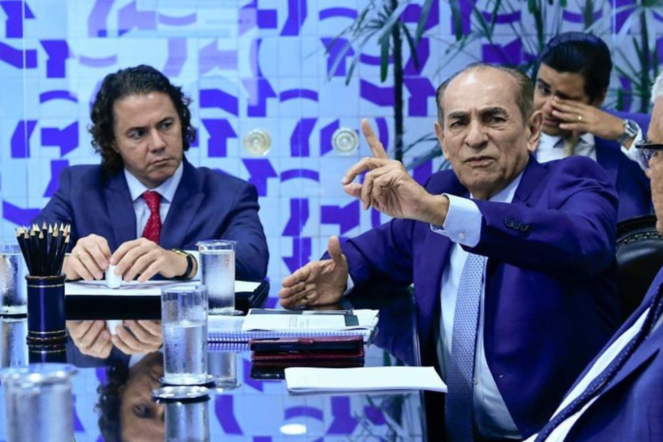 Entre as propostas de Castro, est tambm fixar mandatos de cinco anos para chefes de Executivos  (Crdito: Geraldo Magela/Agncia Senado )