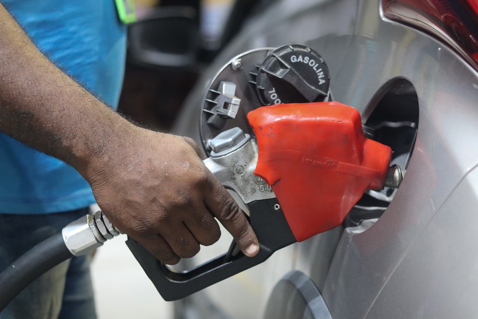 A Petrobras anunciou que aumentar em R$ 0,20 o preo do litro da gasolina a partir desta tera-feira (9) (Priscilla Melo/DP Foto)