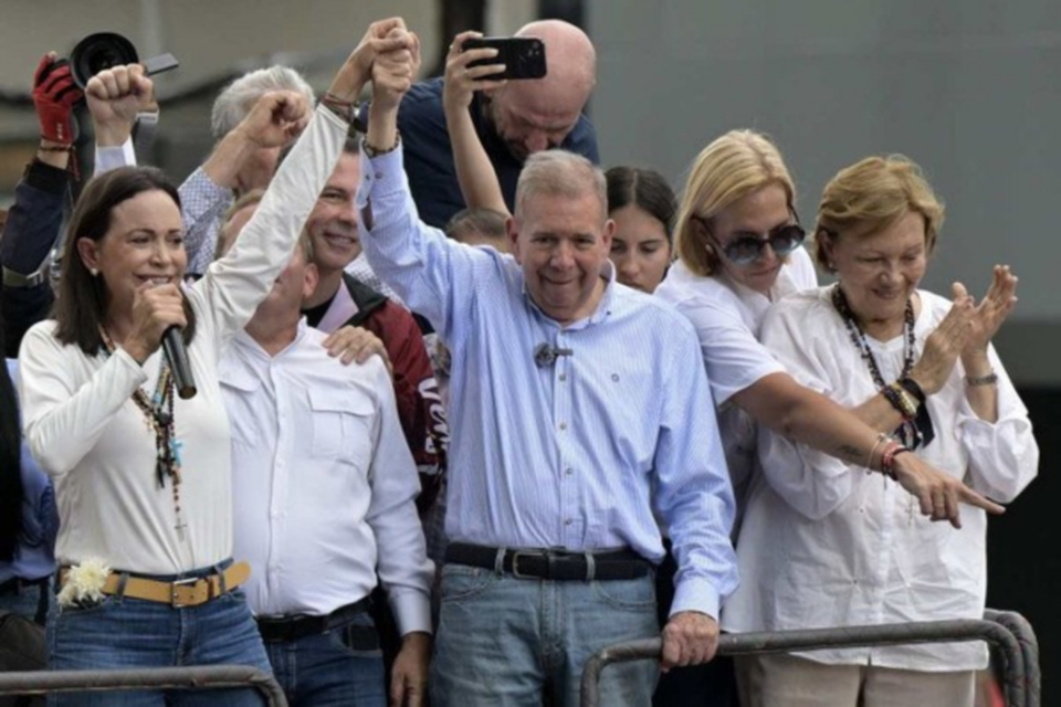 Mara Corina Machado e Edmundo Gonzalez durante manifestao, em Caracas: presidencivel ignorou convocaes do MP (Crdito: Yuri Cortez/AFP)