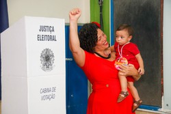 Candidata a prefeita do Recife Dani Portela vota em ginsio na rea central da cidade (Foto: Marina Torres/DP Foto)