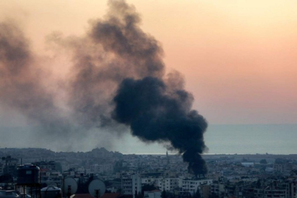 Fumaa sobe aps bombardeio israelense contra um bairro xiita no subrbio sul da capital Beirute, durante o anoitecer  (Crdito: AFP)