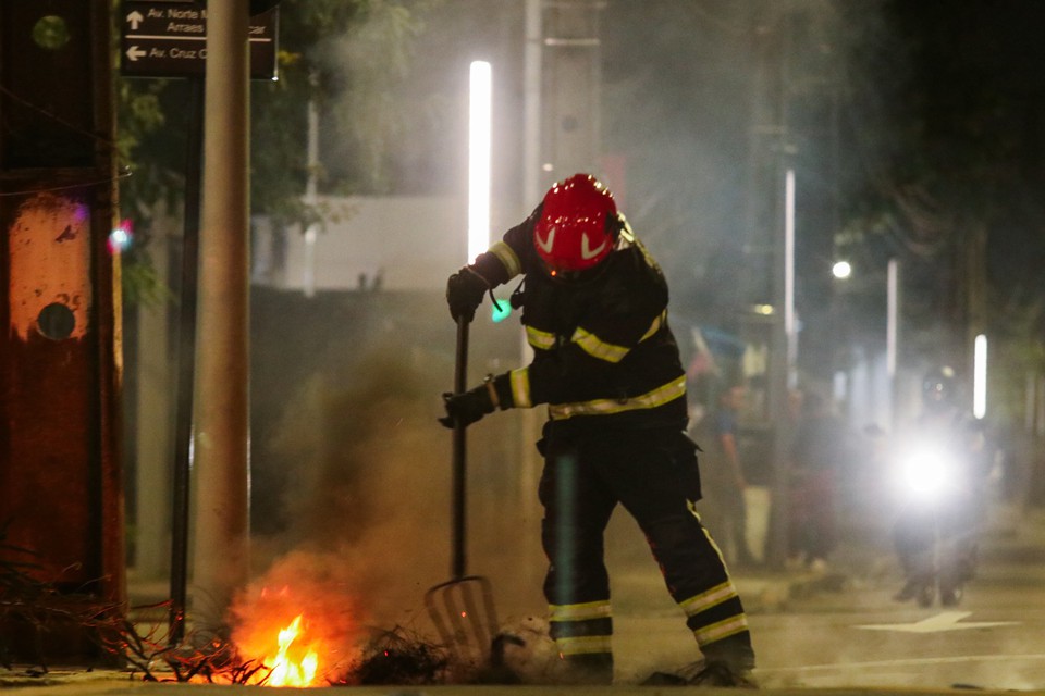 Bombeiros realizaram o trabalho de retirada de entulhos da pista  (Foto: Sandy James/DP )