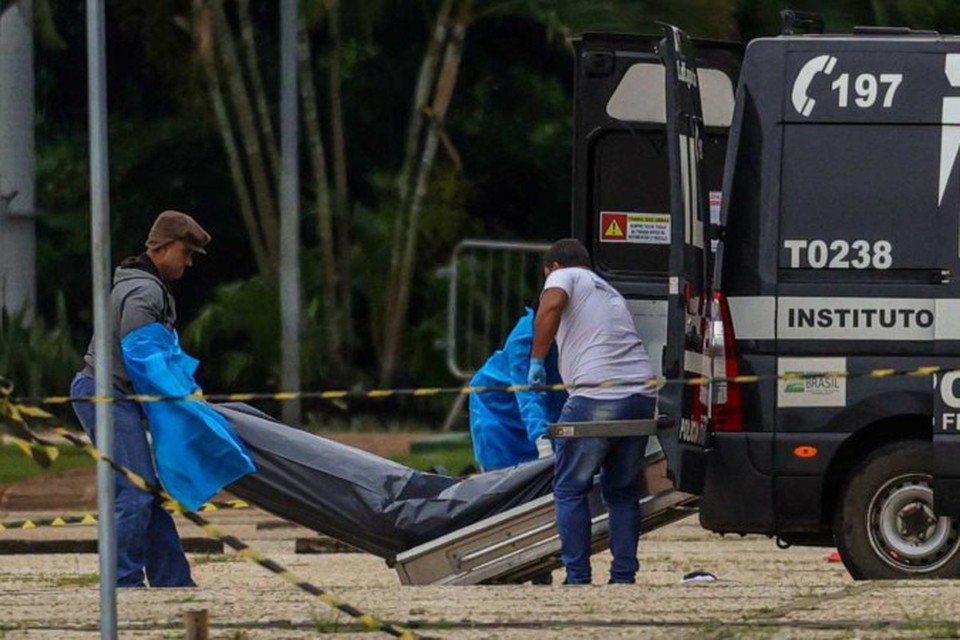 Corpo de Francisco Wanderley  retirado da frente do STF. Filho do extremista est em Braslia para tentar liber-lo e sepult-lo em Rio do Sul (Fabio Rodrigues-Pozzebom/Agncia Brasil)