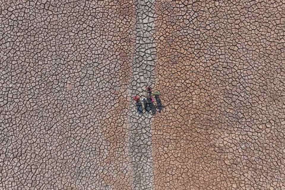 Fotgrafo acompanha famlias que vivem em comunidades indgenas prximas a Manaus, Amazonas. A seca do Rio Negro transformou o percurso, antes percorrido a barco, em estrada (Chico Batata)