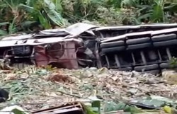 Tragdia no trio eltrico: Saiba como esto os quatro feridos internados no Hospital da Restaurao; 3 pessoas morreram   (Veculo caiu em uma ribanceira na Curva da Pedra, em Machados Foto: Reproduo das redes sociais
)