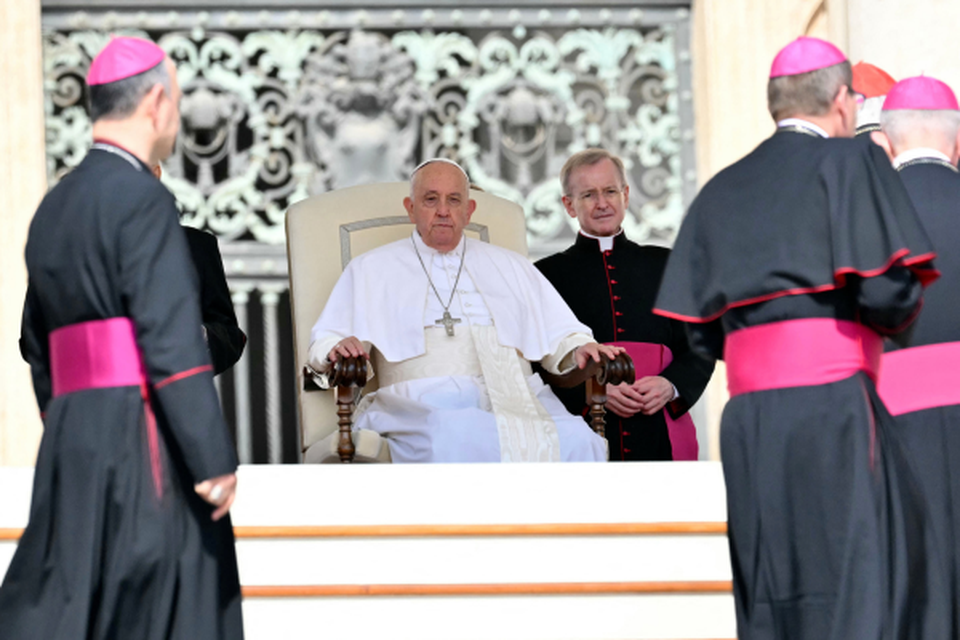 O Papa Francisco observa durante a audincia geral semanal em 15 de maio de 2024 na praa de So Pedro, no Vaticano. (Crdito: ANDREAS SOLARO / AFP
)