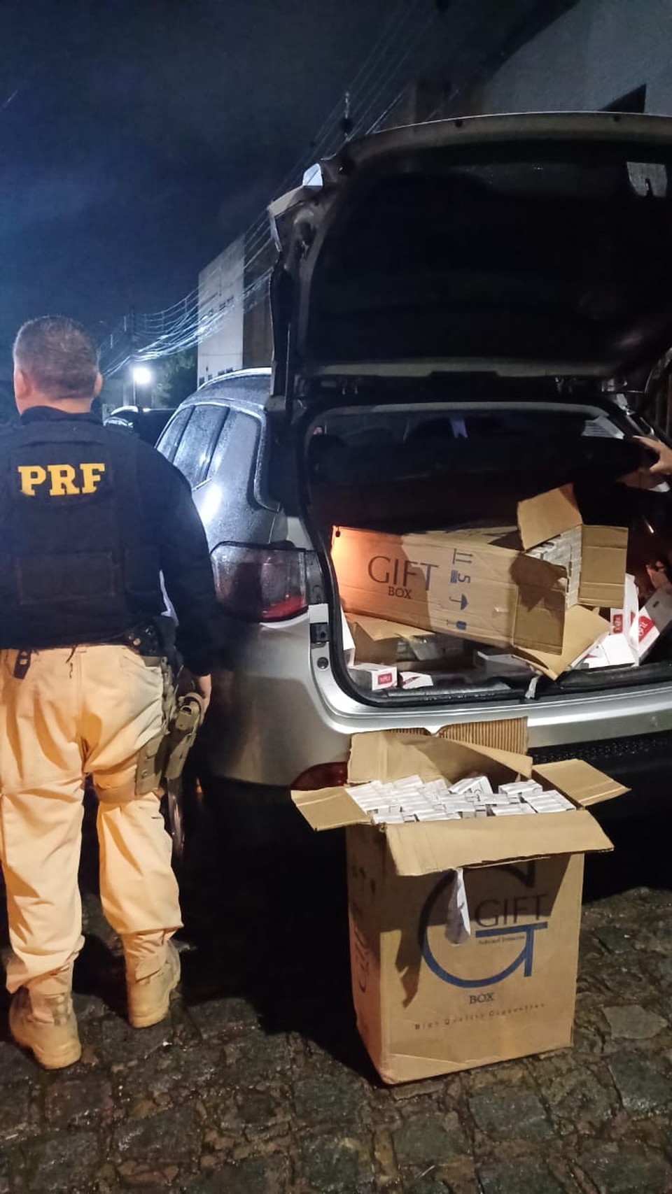 Cigarros foram encontrados em carro roubado  (Foto: PRF)