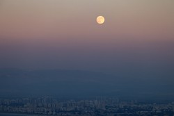 ltima superlua de 2024 pode ser vista nesta sexta-feira (AHMAD GHARABLI / AFP

)