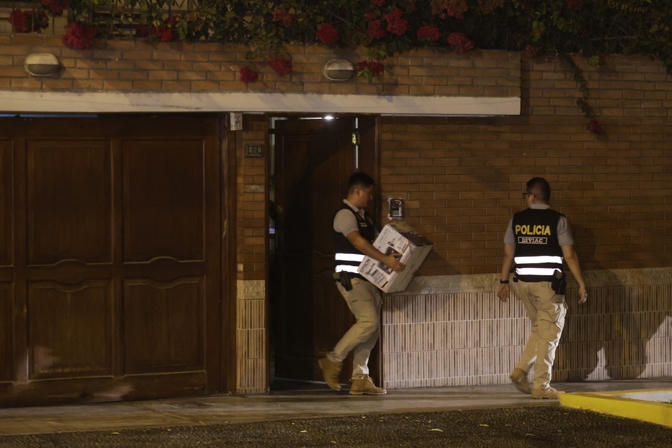 Polcia sai da casa de Dina Boluarte, presidente do Peru
 (Foto: JUAN CARLOS CISNEROS / AFP
)