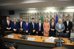  Frente Parlamentar Brasil-Estados Unidos parabeniza vitria de Donald Trump  (Foto: Divulgao )