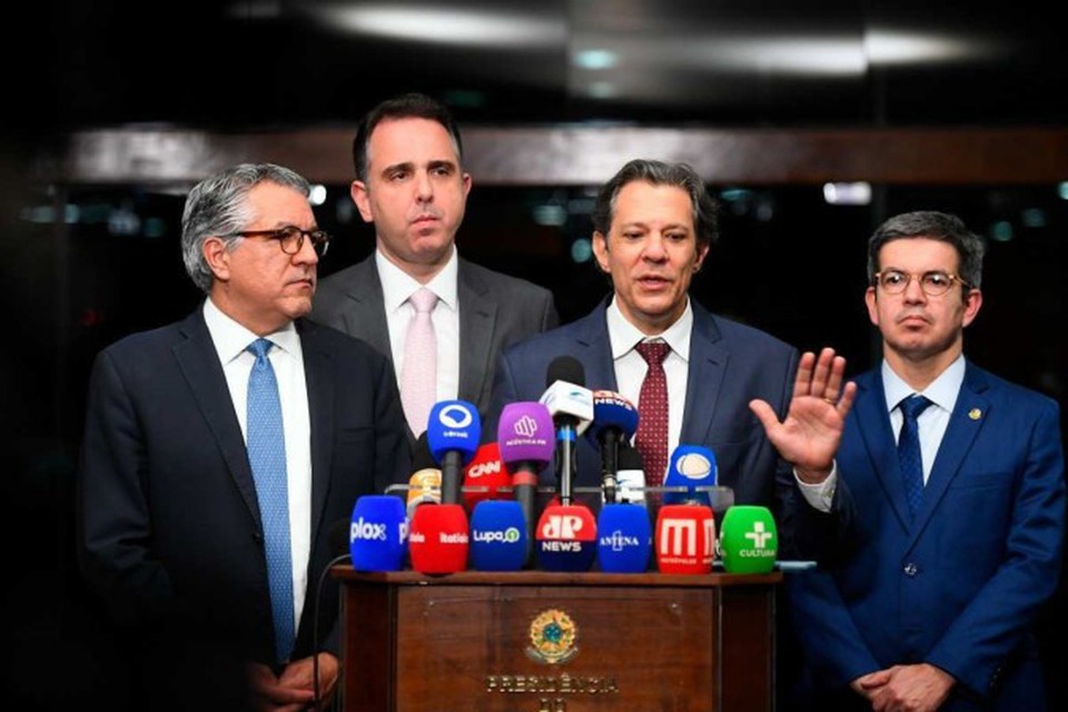Os ministros Fernando Haddad e Alexandre Padilha apresentaram ao presidente do Senado, Rodrigo Pacheco, alternativa  reonerao  (foto: Marcos Oliveira/Agncia Senado)
