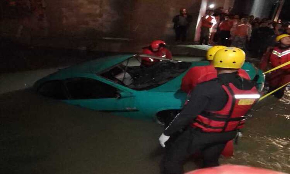 O carro que a vtima estava foi arrastado pela correnteza nas chuvas do ltimo domingo (31), no Agreste pernambucano (Foto: Corpo de Bombeiros)